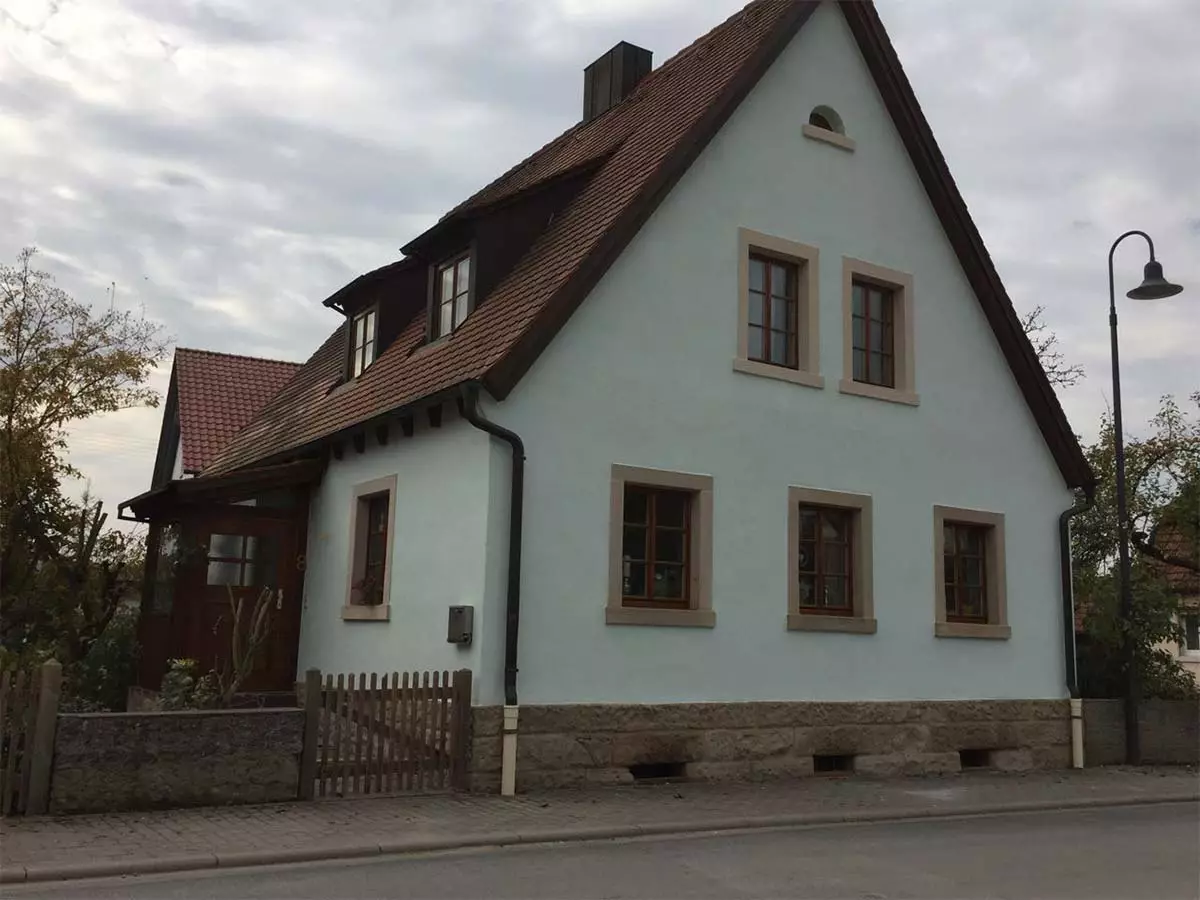 Frisch gestrichene Hausfassade in Minzgrün
